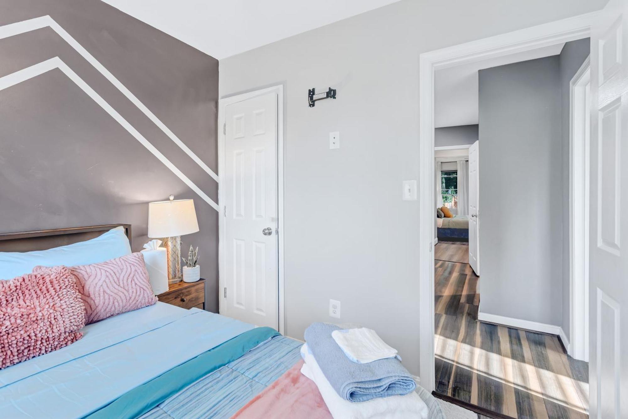 Bright Stylish Hidden Gem In Dc With King Bed 75inch Tv And Free Parking