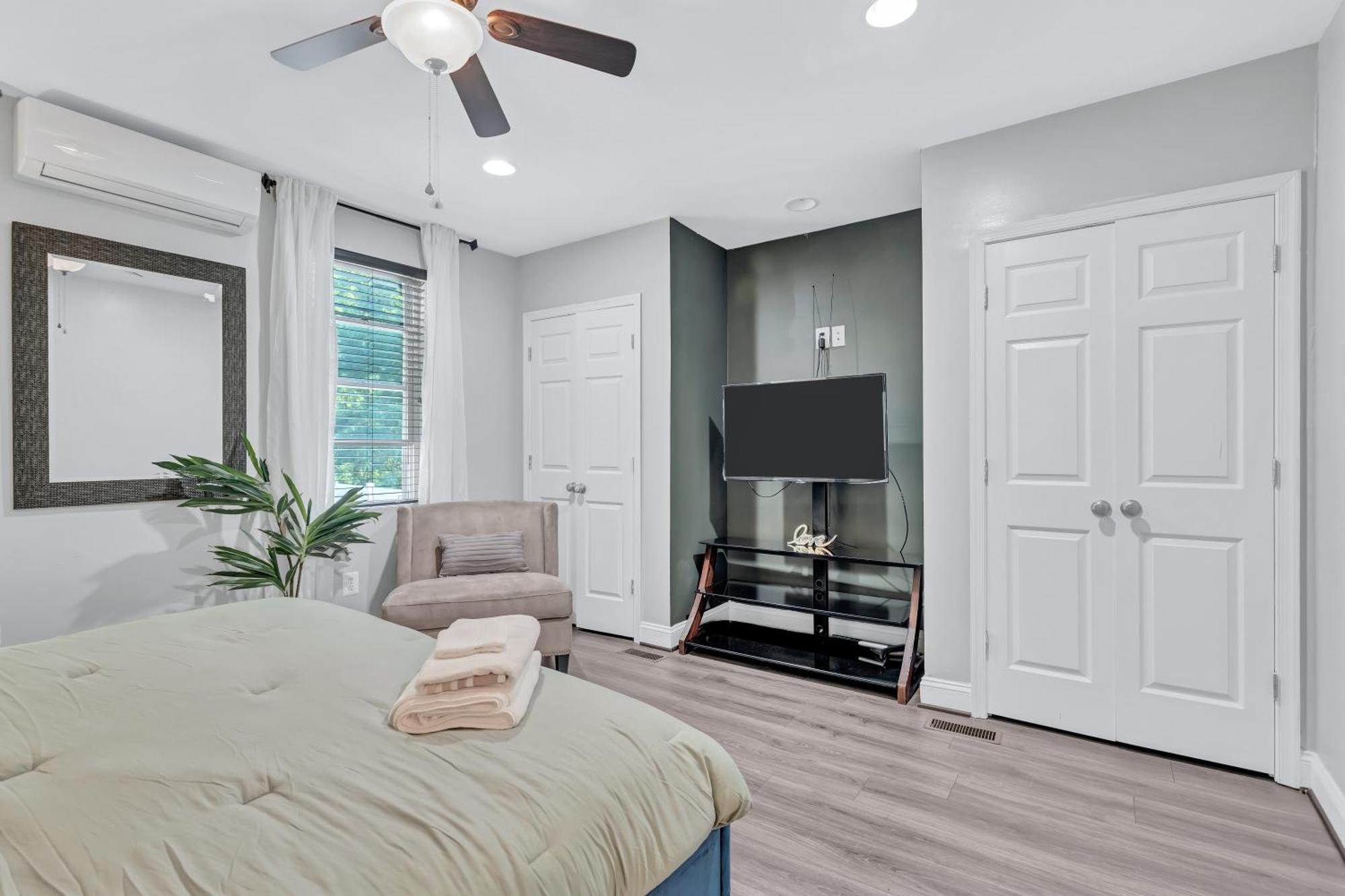 Bright Stylish Hidden Gem In Dc With King Bed 75inch Tv And Free Parking Villa