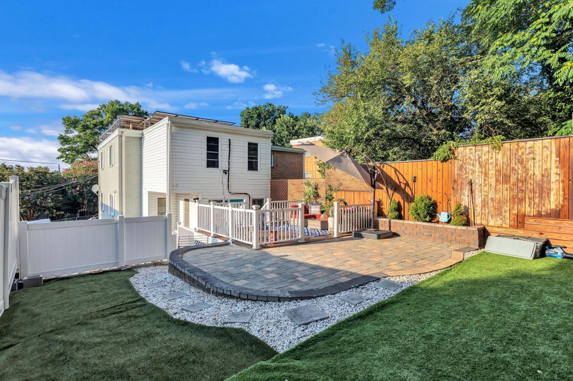 Bright Stylish Hidden Gem In Dc With King Bed 75inch Tv And Free Parking