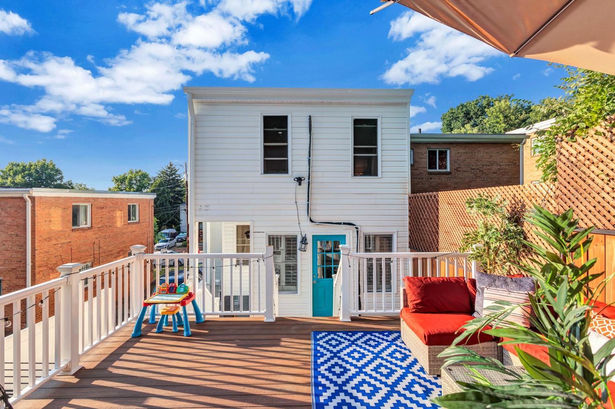 Bright Stylish Hidden Gem In Dc With King Bed 75inch Tv And Free Parking Villa Washington