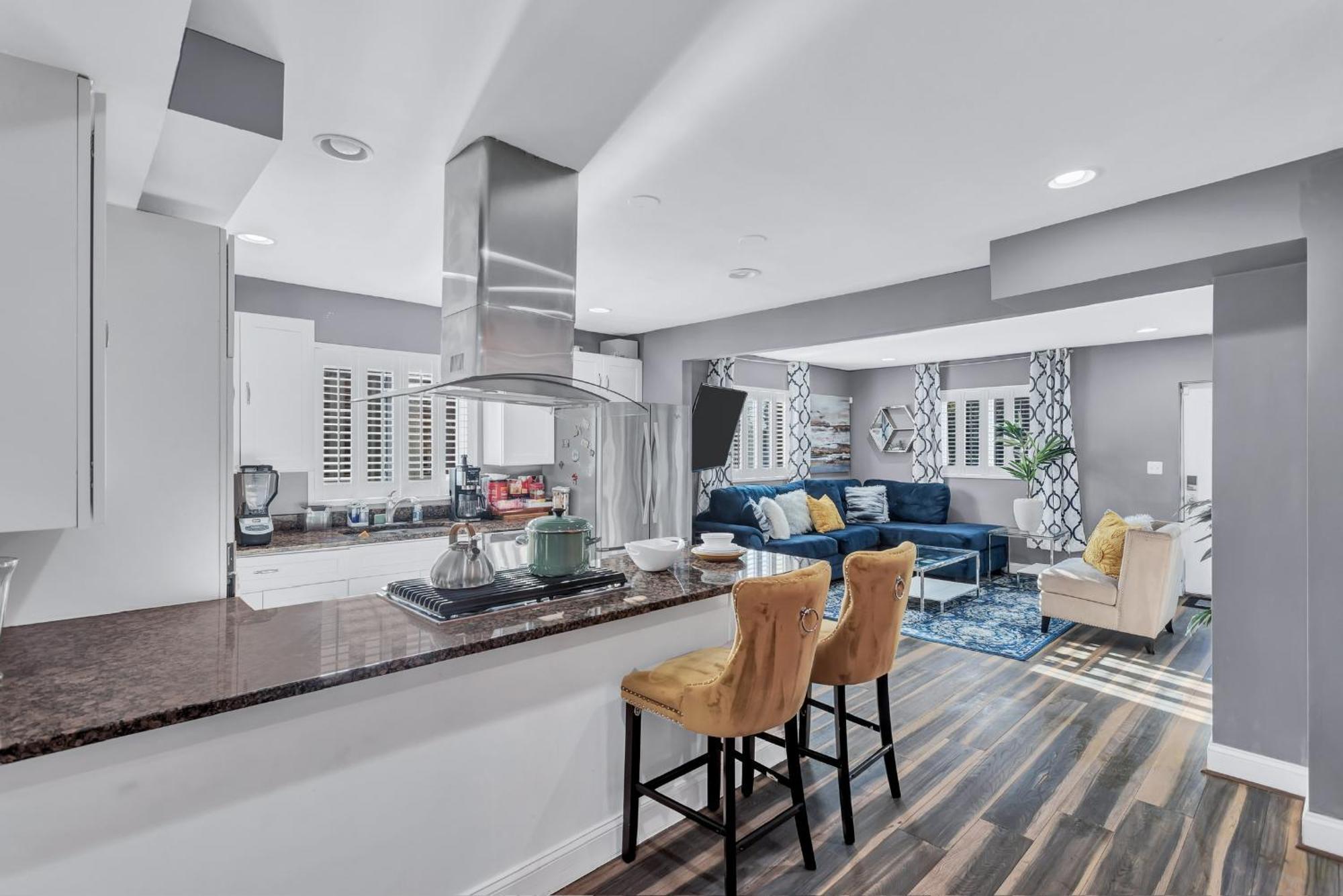 Bright Stylish Hidden Gem In Dc With King Bed 75inch Tv And Free Parking Villa Washington